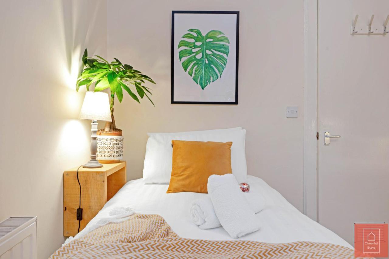 Cheerful Stays: Spacious Flat In Vibrant Leith Edinburgh Exterior photo