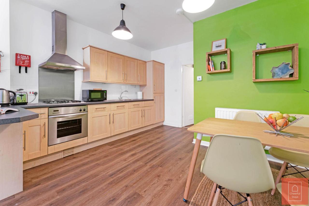 Cheerful Stays: Spacious Flat In Vibrant Leith Edinburgh Exterior photo